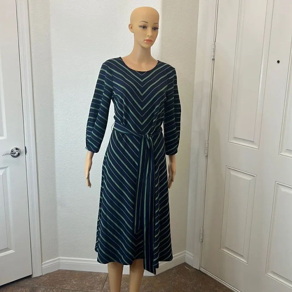 Nine West Size Medium Scoop Neck 3/4 Sleeves Slimming Belted Midi Keyhole Back
